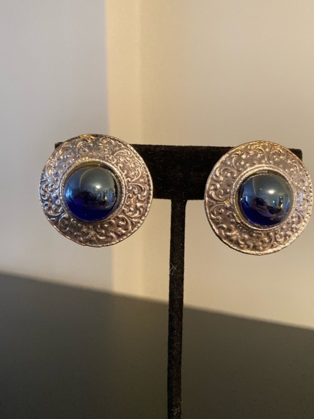 Vintage-Inspired Silver Earrings with Deep Blue Cabochon clip on